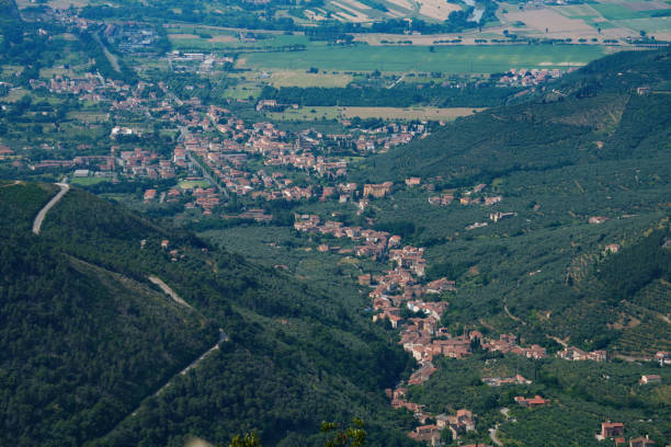 Veduta di un borgo dei Monti Pisani dalla strada del Monte Serra