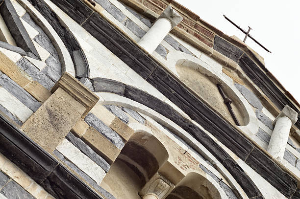 Facciata della Pieve romanica dei Santi Giovanni ed Ermolao a Calci
